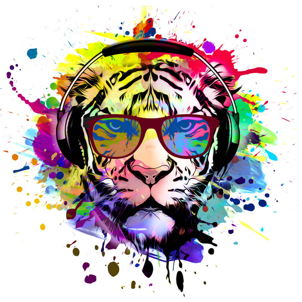 abstrakte farbige Tigerschnauze in Brille und Kopfhörer isoliert auf weißem Hintergrund mit Farbspritzern - Foto, Bild