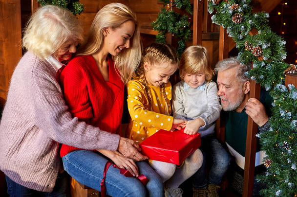 extended family give gifts to cute children - Foto, Imagen