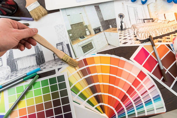 Diseñador de trabajo en casa renovación elección de color para los apartamentos boceto. Hombre dibujar casa proyecto en la oficina - Foto, imagen