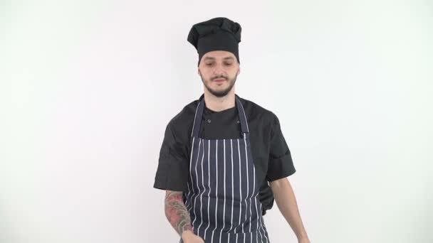 Séf dobált zöldségek a konyhában ellen fehér háttér, lassított felvétel - Felvétel, videó