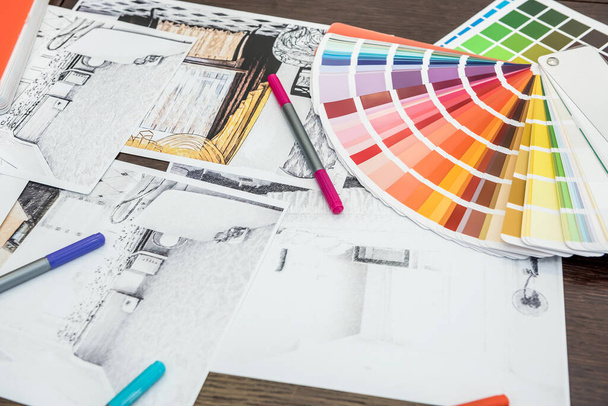 prace architektoniczne - rysowanie planów szkiców z paletą kolorów do pomocy. - Zdjęcie, obraz