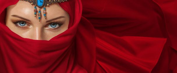 Beautiful young woman arabic style portrait with jewelry - Foto, Bild