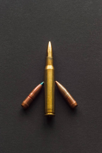 O cartucho e as balas para o rifle encontram-se na forma de runas. Close-up. Fundo escuro - Foto, Imagem