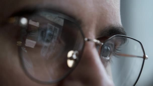 Hombre de cerca con anteojos usando teléfono móvil - Metraje, vídeo