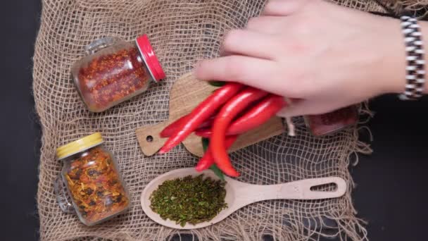 piros és zöld csípős chili paprika tetejére néző fűszerek. Lapos fekvés. függőleges videó - Felvétel, videó