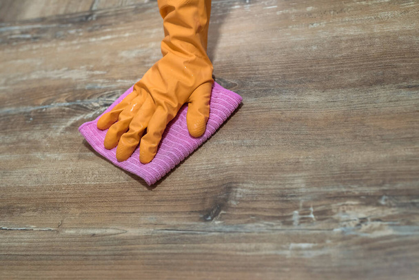 gumikesztyűs nő és a konyhapult tisztítása szivaccsal. házimunka - Fotó, kép