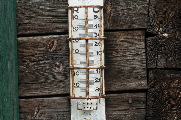 thermometer voor het meten en observeren van temperatuur, weer en meteorologie - Foto, afbeelding