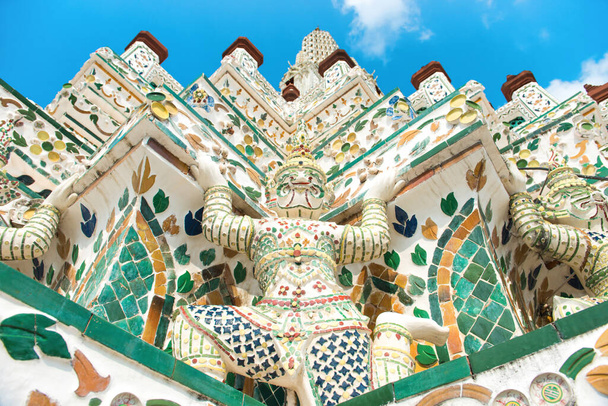 Elementos decorativos en la fachada de Wat Arun - Templo del Amanecer en Bangkok, Tailandia - Foto, imagen