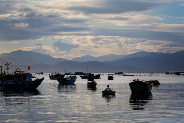 Krásná fotografie koraklových lodí na výběžku Cam Lap - ostrov v Cam Ranh, Vietnam. Provincie Chanh Hoa. - Fotografie, Obrázek
