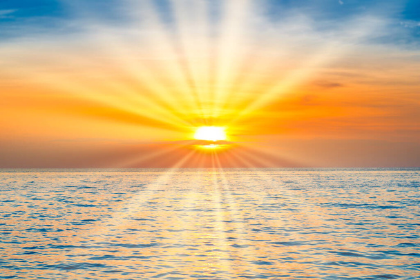 Coucher de soleil sur la mer avec coucher de soleil sur les nuages couchant - Photo, image