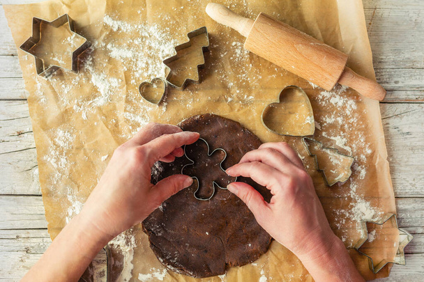 Christmas baking. Homemade Christmas gingerbread cookies. - Foto, Imagen