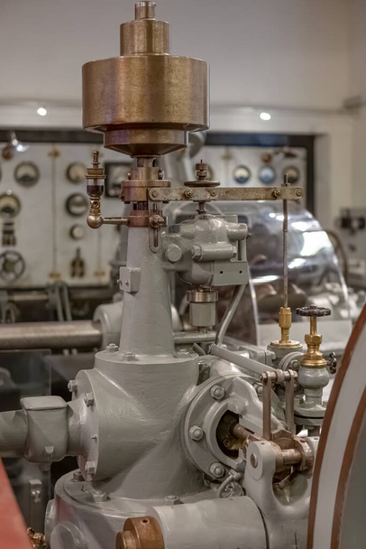 Detalle de una turbina generadora hidroeléctrica industrial clásica de 1934... - Foto, Imagen