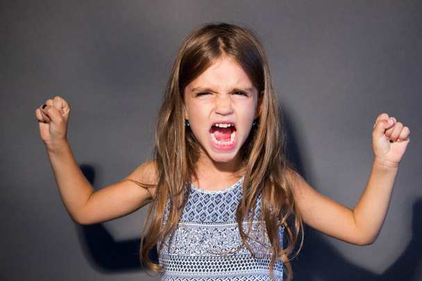 portrét naštvaný dívka křičí - Fotografie, Obrázek