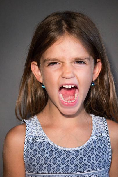 πορτρέτο θυμωμένος κορίτσι ουρλιάζοντας - Φωτογραφία, εικόνα