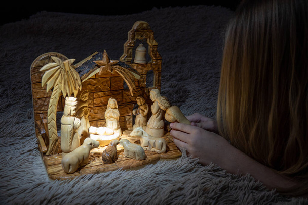 Belén de Navidad con tres Reyes Magos presentando regalos al Niño Jesús - Foto, Imagen