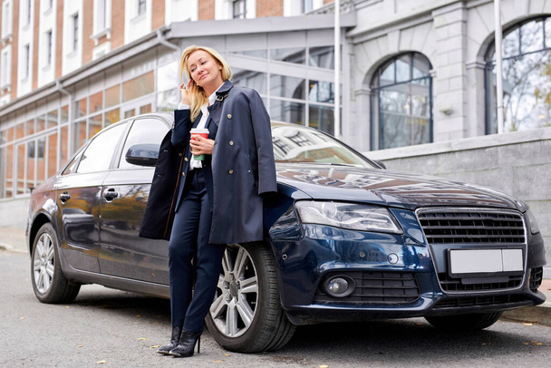 confident business woman posing next to her luxurious car - Foto, immagini