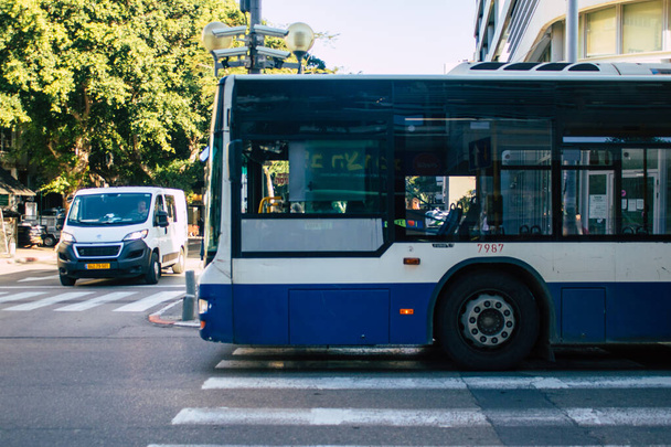 Tel Aviv Israel 01. prosince 2020 Pohled na izraelský veřejný autobus projíždějící ulicemi Tel Avivu během uzamčení a vypuknutí epidemie coronaviru v Izraeli - Fotografie, Obrázek