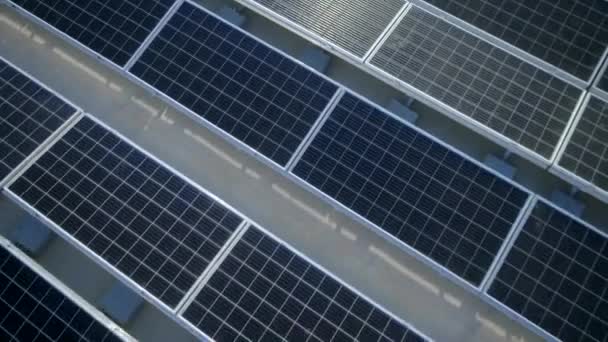 Pohled na solární panely na střeše továrny, které vyrábějí elektřinu. Zelená energie - Záběry, video