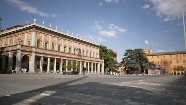 İtalya 'nın Reggio Emilia kentindeki Romolo Valli Belediye Tiyatrosu ve Piazza della Vittoria Çeşmesi önünde yürüyen insanlar. Yüksek kalite 4k görüntü - Video, Çekim