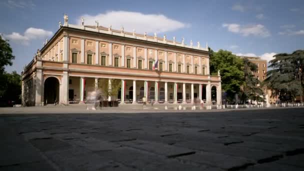 Gente caminando frente al Teatro Municipal Romolo Valli y la Fuente en Piazza della Vittoria en Reggio Emilia, Italia. Imágenes de alta calidad 4k - Metraje, vídeo