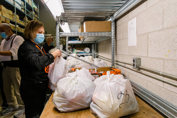 TORONTO, ONTARIO, CANADA - NOVEMBER 25, 2020: BOXES OF FOOD AT JEWISH FOOD BANK, FOOD FOR FAMILIES IN NEED OF HELP DURING COVID-19 PANDEMIC. - Zdjęcie, obraz