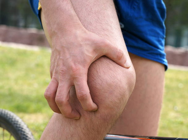 Pain in the knee joint while cycling - Photo, Image
