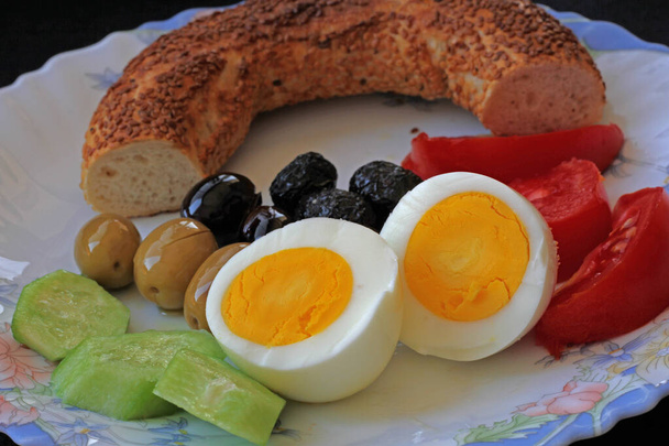 Aamiainen munia, oliiveja, tomaatteja, juustoa ja hilloa - Valokuva, kuva