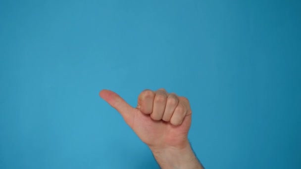 Mann zählt an den Fingern auf blauem Hintergrund - Filmmaterial, Video