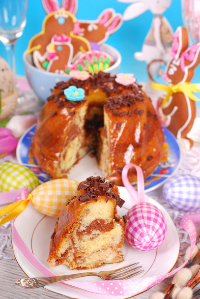 easter marble ring cake with chocolate flakes - Фото, зображення