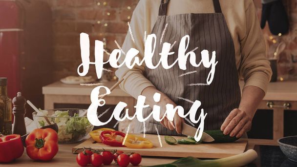 Kreativer Hintergrund mit Frau, die Salat in der Küche kocht und gesunder Ernährung Schriftzug - Foto, Bild