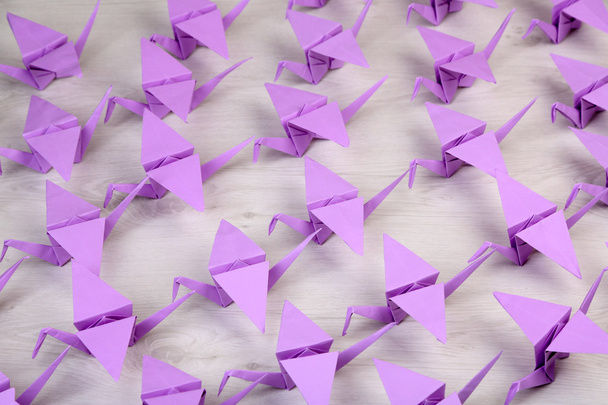 Grúas de origami sobre fondo de madera
 - Foto, imagen