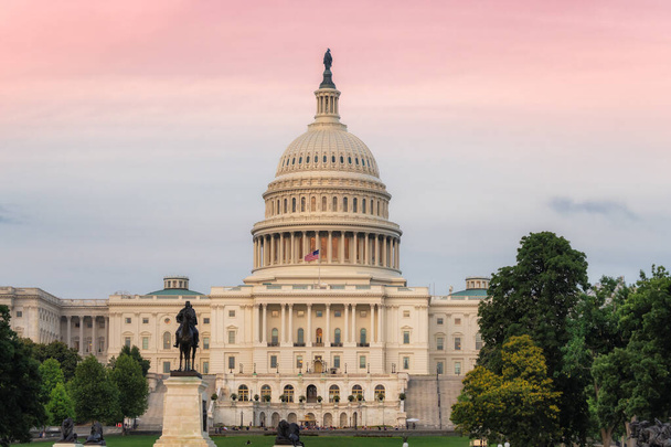 Az Egyesült Államok Capitol épülete naplementekor, Washington DC, USA. - Fotó, kép