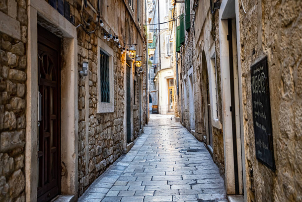 Split Kroatië - 08.07.2020 Zicht op de oude stad Split, mediterrane architectuur, smalle straatjes - Foto, afbeelding