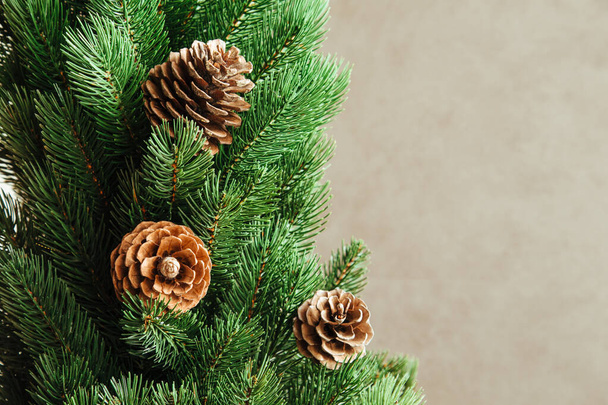 Karácsonyfa dekoráció. Újévi fenyőtoboz dekoráció függ a zöld fa.  - Fotó, kép