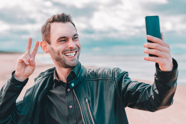 Handsome Youthful Guy Making Selfie at the Beach - Foto, afbeelding