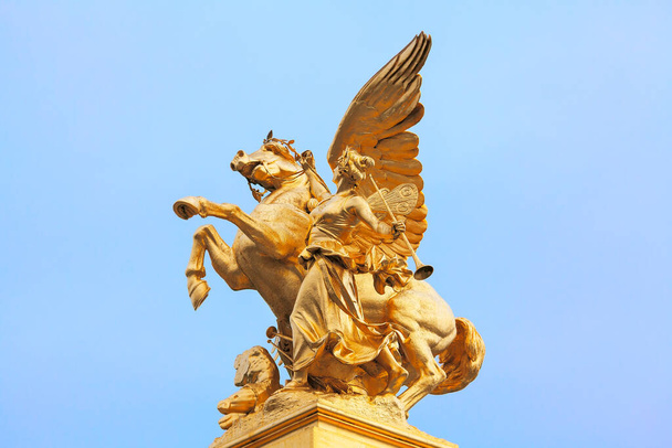 Золота статуя Пегаса, яку тримає слава. Статуя на мосту Олександра III у Парижі. - Фото, зображення