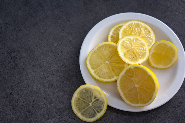Limão fresco em prato branco. fundo cinzento.  - Foto, Imagem