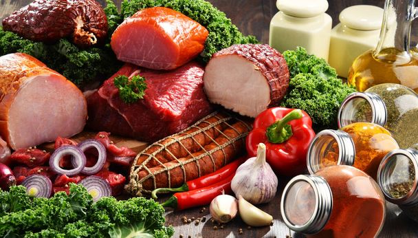 Різноманітність м'ясних продуктів, включаючи шинку та сосиски
. - Фото, зображення