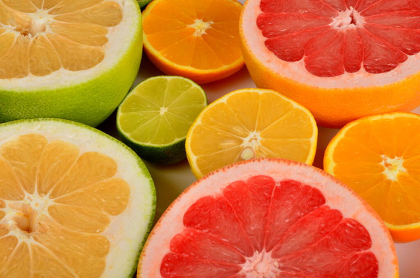 Close-up van gesneden citrusvruchten, Diverse citrusvruchten, Citrusvruchten achtergrond - Foto, afbeelding