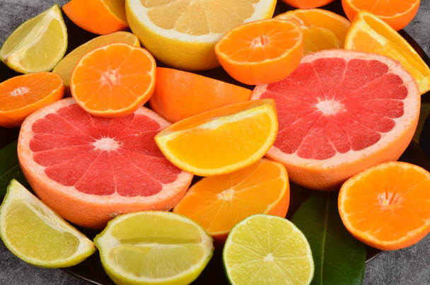 スライスした柑橘類、様々な柑橘類、柑橘類の背景のクローズアップ - 写真・画像