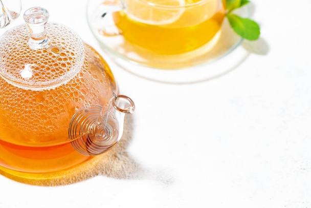 glass teapot with hot tea and lemon, closeup - Foto, Imagem