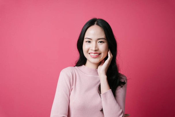 Portré mosolygós fiatal ázsiai nő izolátum rózsaszín háttér. - Fotó, kép