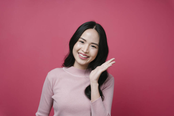 Portré fiatal ázsiai nő bemutató öt ujj pózol izolátum rózsaszín háttér. - Fotó, kép