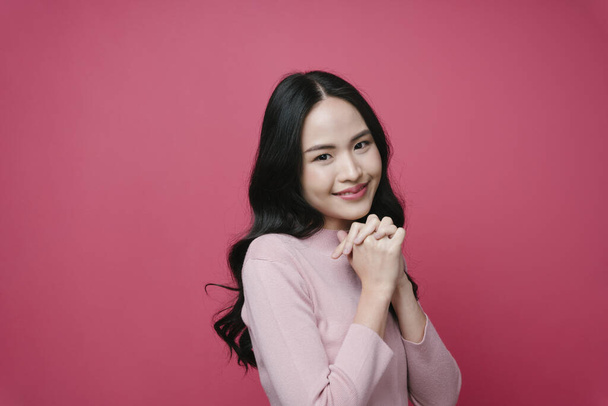 Portret van gelukkige jonge aziatische vrouw isoleren op roze achtergrond. - Foto, afbeelding