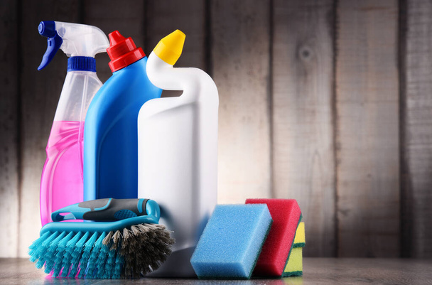 Çeşitli deterjan şişeleri ve kimyasal temizlik malzemeleri. - Fotoğraf, Görsel