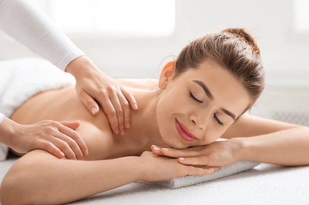 Крупним планом мирної леді масаж спини
 - Фото, зображення