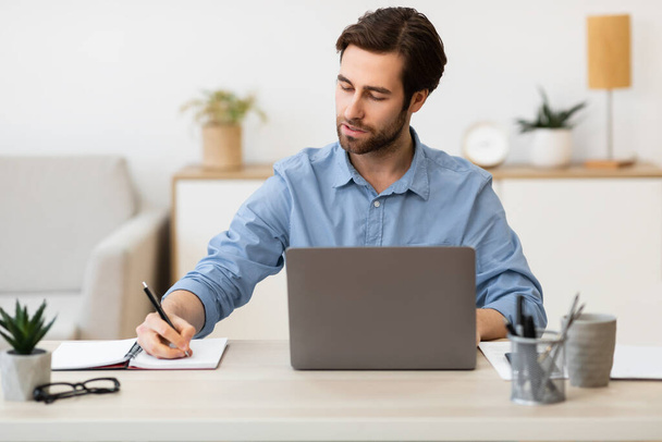 Επιχειρηματίας αυτοπεποίθηση λαμβάνοντας σημειώσεις εργασίας κάθεται στο γραφείο - Φωτογραφία, εικόνα