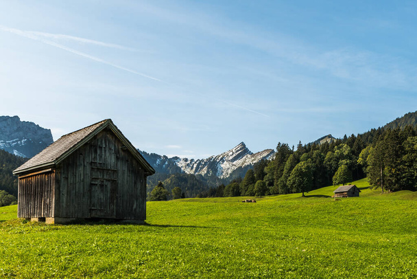 Τοπίο με καλύβα, βουνό Speer στο παρασκήνιο, Toggenburg, Canton St. Gallen, Ελβετία - Φωτογραφία, εικόνα