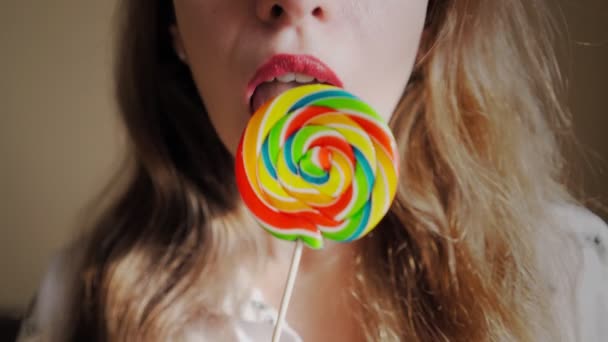 Hermosa mujer sexy con tirantes Licks Lollipop y sonriente. Retrato de primer plano - Imágenes, Vídeo
