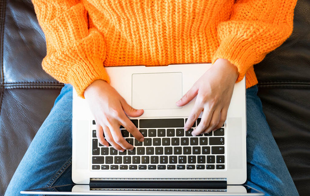 las manos de la mujer usando un ordenador portátil en casa - Foto, imagen